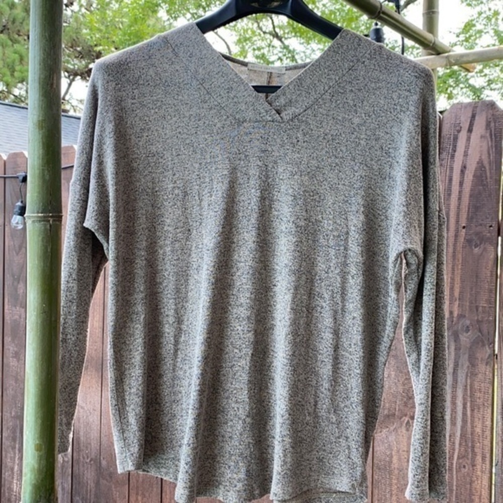 Active USA long sleeve V Neck Tee size Large